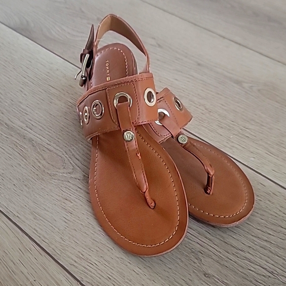 TOMMY HILFIGER Faux Leather Logo Thong Sandals - Picture 1 of 6